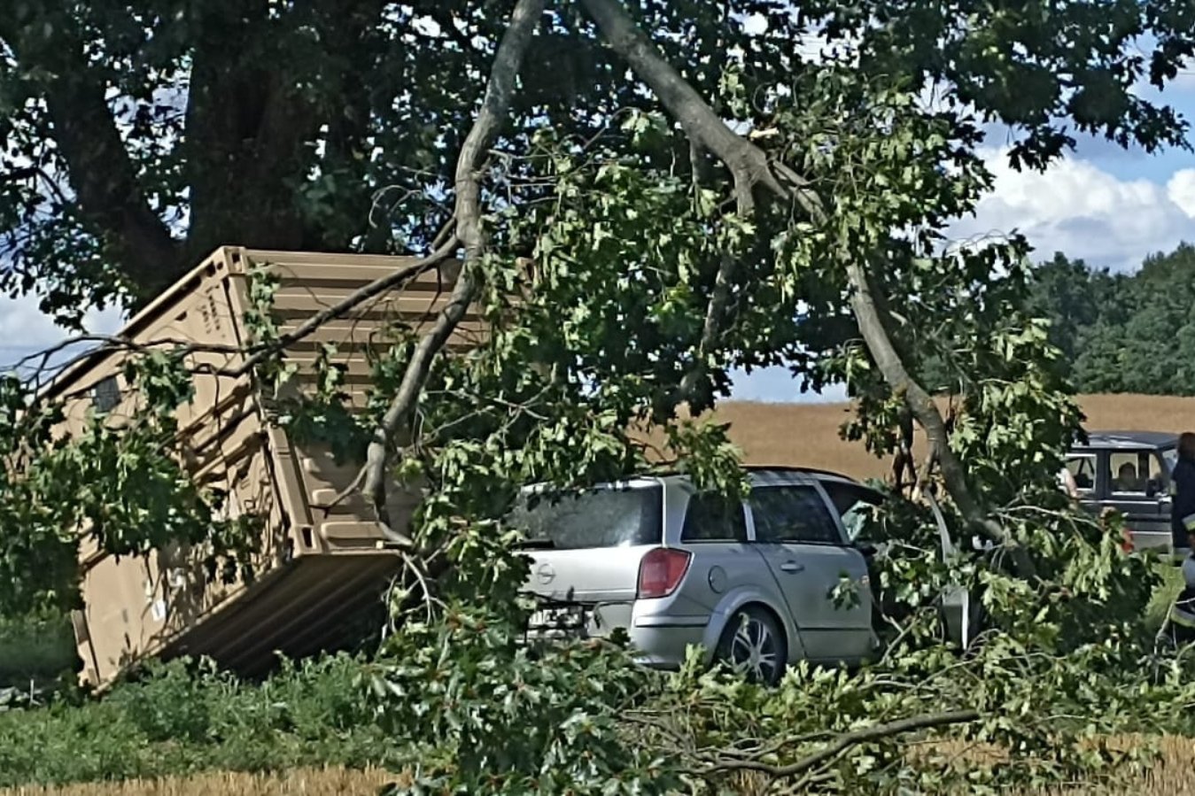 Kobieta zginęła, gdyż kontener armii USA spadł na auto, w którym się znajdowała.
