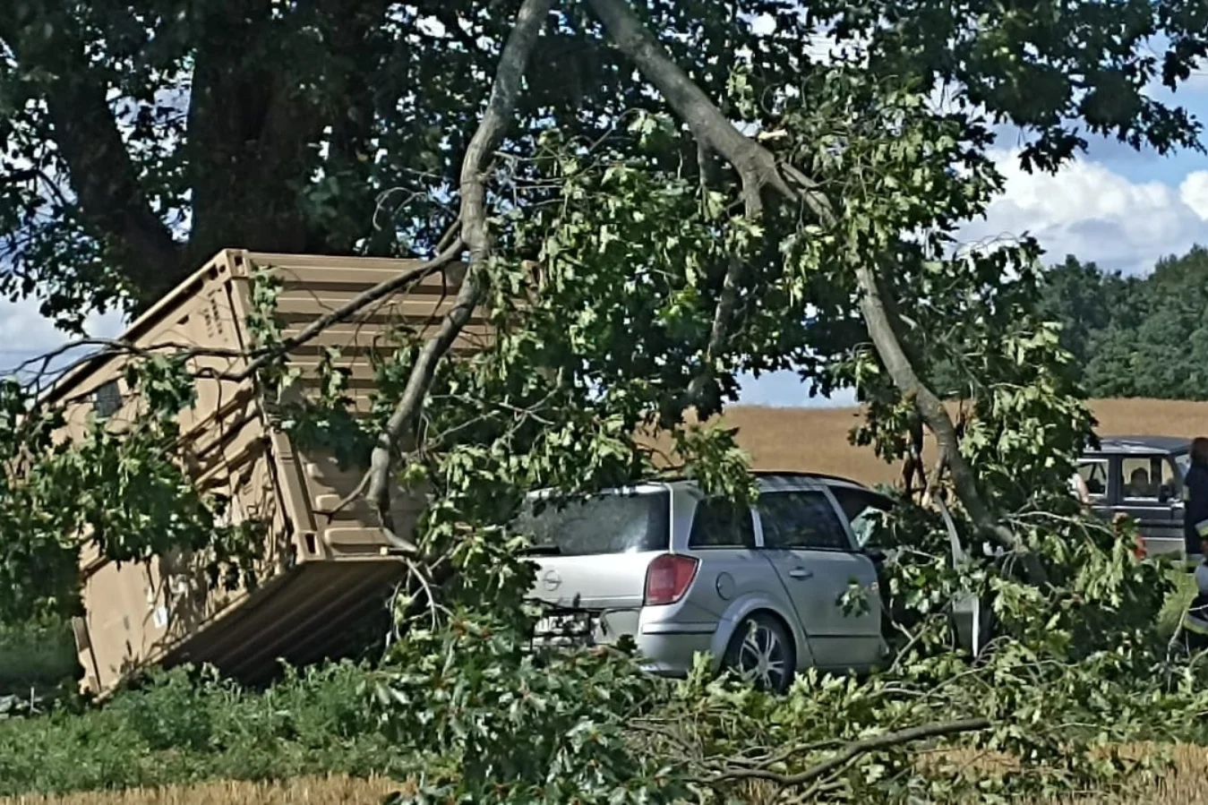 Kobieta zginęła, gdyż kontener armii USA spadł na auto, w którym się znajdowała. Kobieta zginęła, gdyż kontener armii USA spadł na auto, w którym się znajdowała.