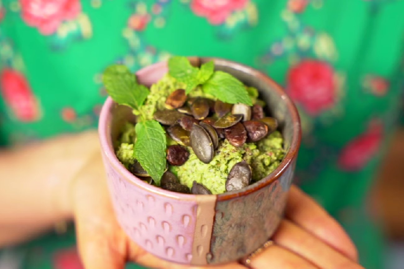 Przepis na pastę z groszku z chrupiącym dodatkiem. Wiosenna przekąska