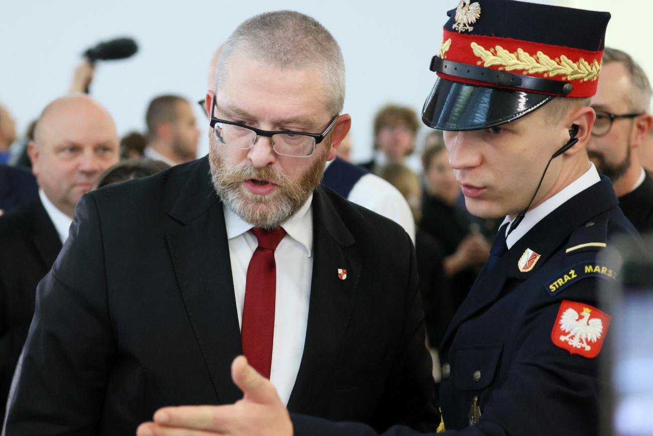 Grzegorz Braun z Konfederacji i Straż Marszałkowska.