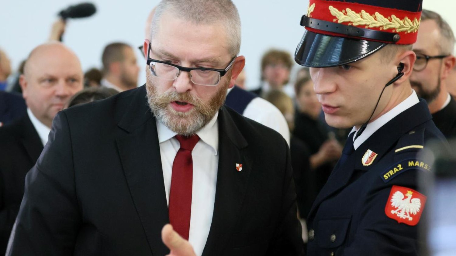 Grzegorz Braun z Konfederacji i Straż Marszałkowska.