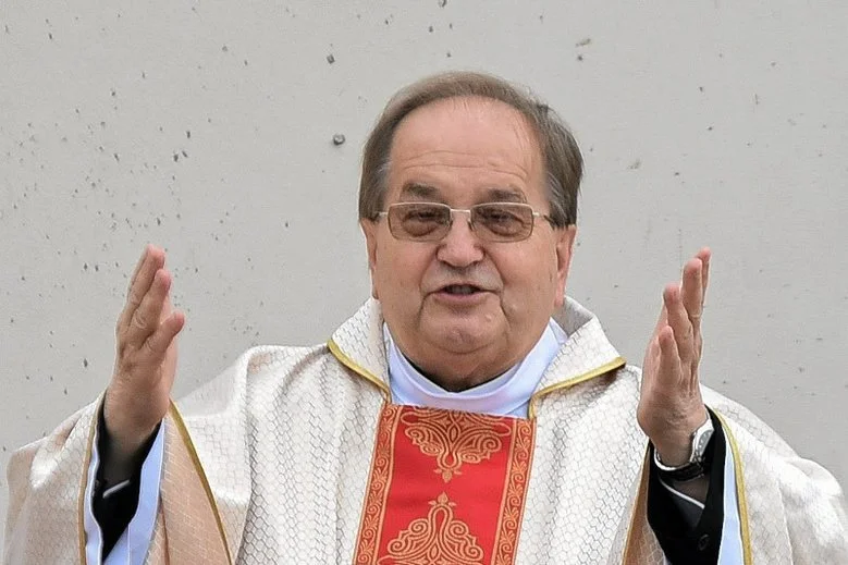 Wygląda na to, że samochody dla Tadeusza Rydzyka zostaną prezentami od "bezdomnego".