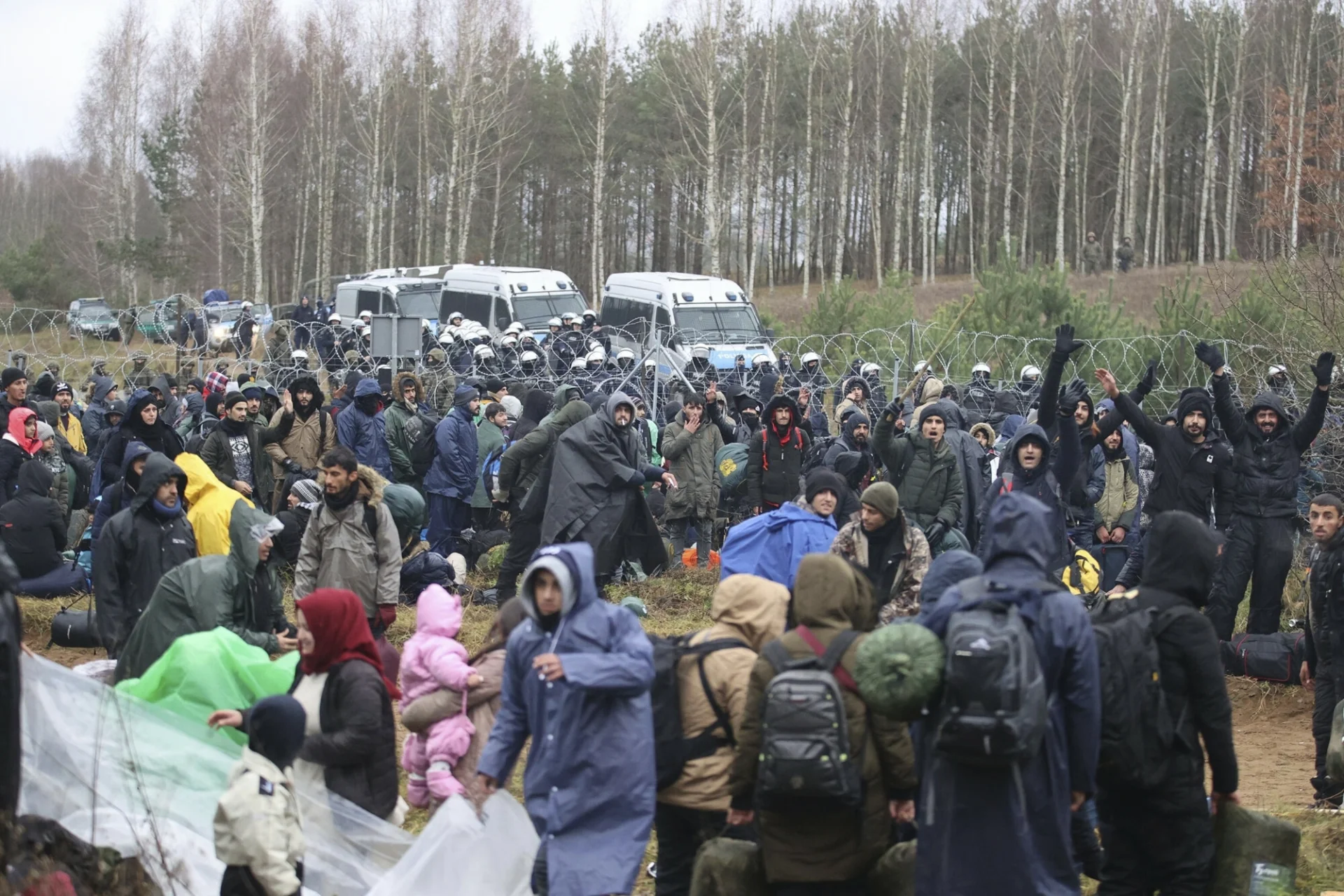 Unia Europejska i USA krytykują Łukaszenkę za instrumentalne traktowanie migrantów w swojej politycznej grze.