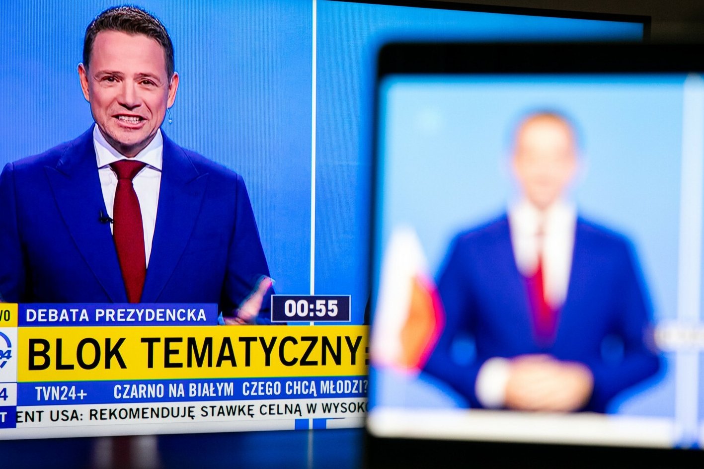 Sondażowa przewaga to tylko 0,4 punktu. To chyba ostatnie badanie przed ciszą wyborczą