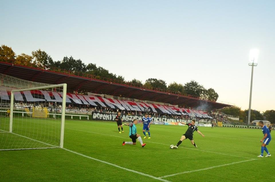 Kibice rozwijają sektorówkę z napisem "Polonia nigdy nie zginie"