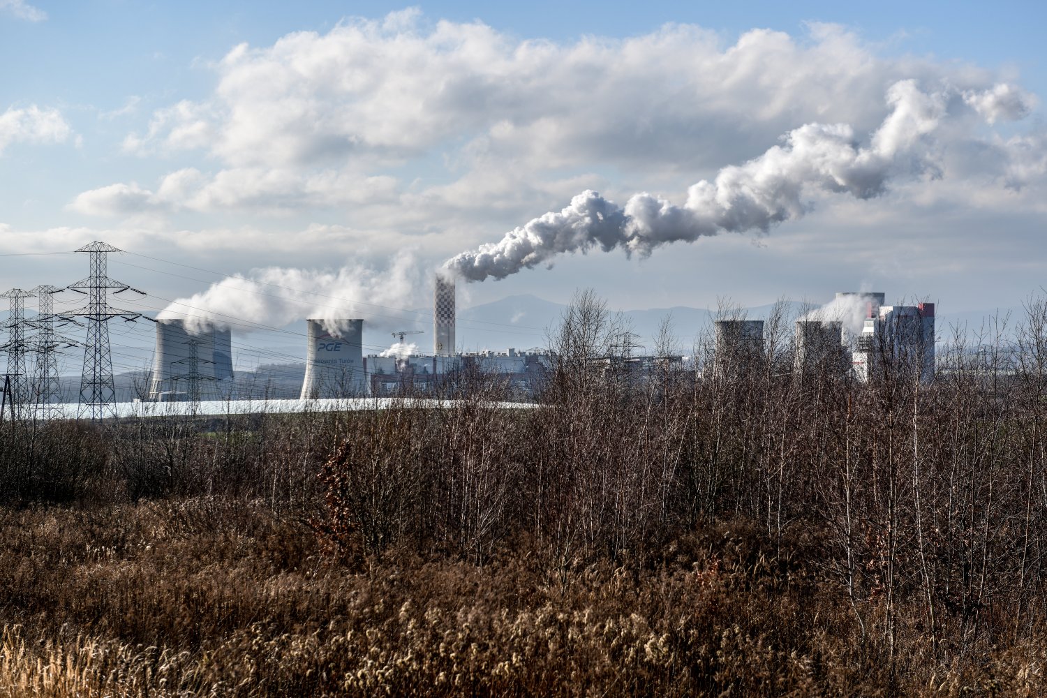 Elektrownia węglowa Turów uruchomiła nowy blok. Greenpeace  zwraca uwagę na "najbrudniejsze" paliwo.
