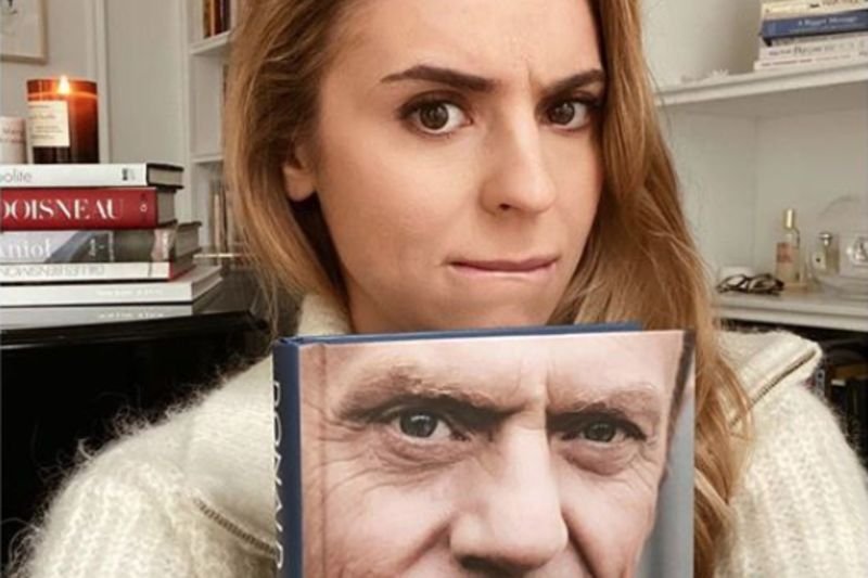 Kasia Tusk chce, żeby tata podpisał jej książkę.