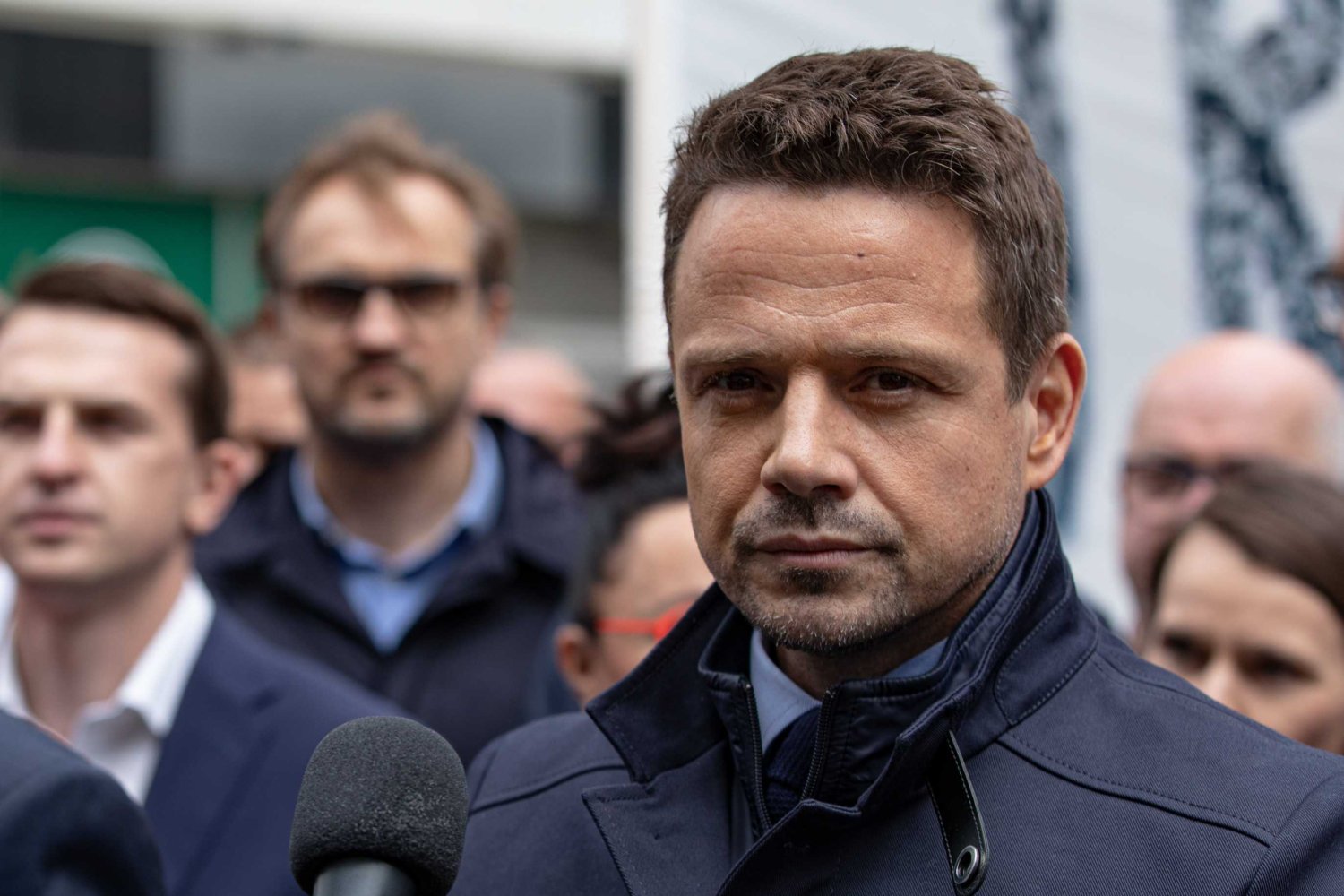 Trzaskowski przerywa urlop i wraca do Warszawy po tragicznym wypadku autobusu, który spadł z wiaduktu.