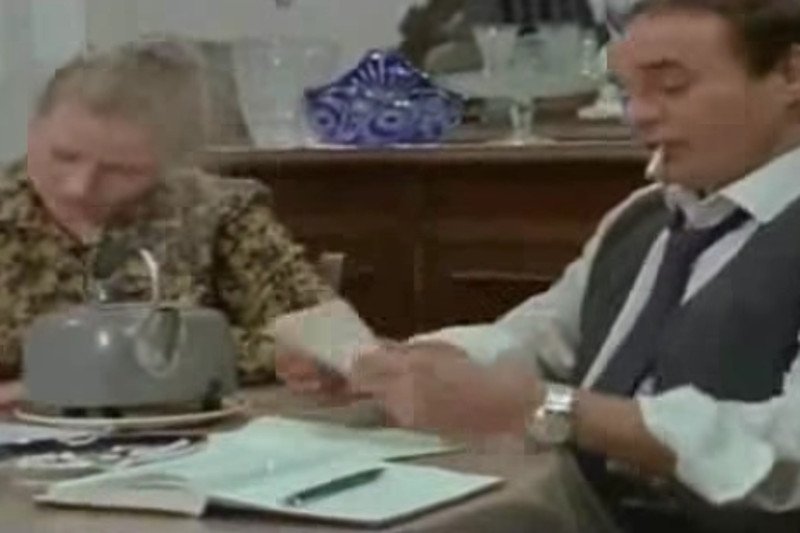 W serialu Alternatywy 4, gospodarz domu Stanisław Anioł razem z żoną Mieczysławą kontrolowali korespondencję mieszkańców. Nigdy ich nie przyłapano.