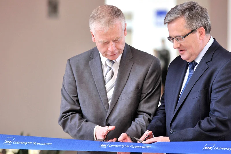 Prof. Aleksander Bobko to były rektor Uniwersytetu Rzeszowskiego, a dziś nie tylko senator, ale i  sekretarz stanu w kierowanym przez Jarosława Gowina. Ministerstwie Nauki i Szkolnictwa Wyższego.