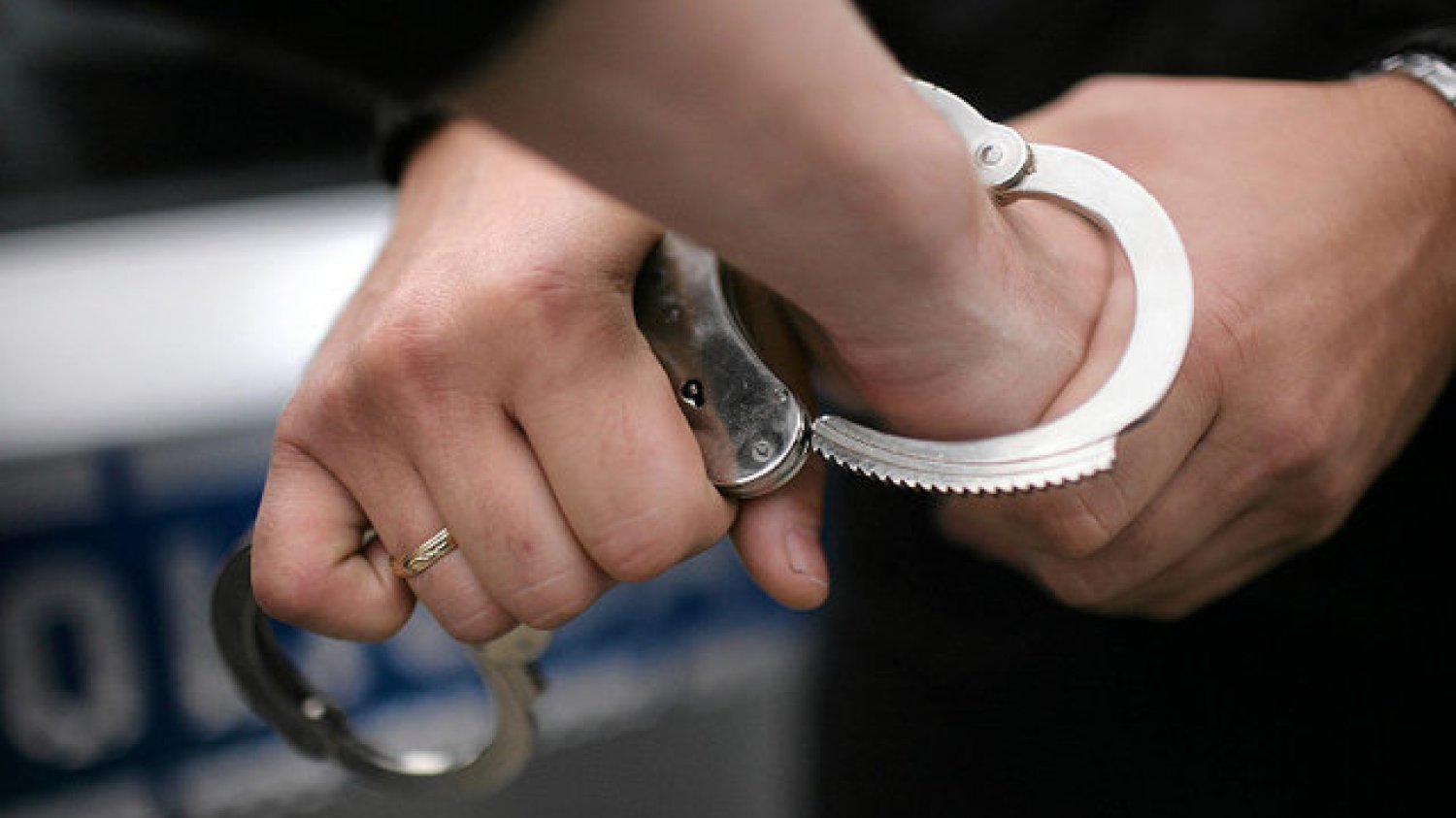 Były policjant przyznaje, że mundurowi muszą dostosować się do poziomu zatrzymanego.