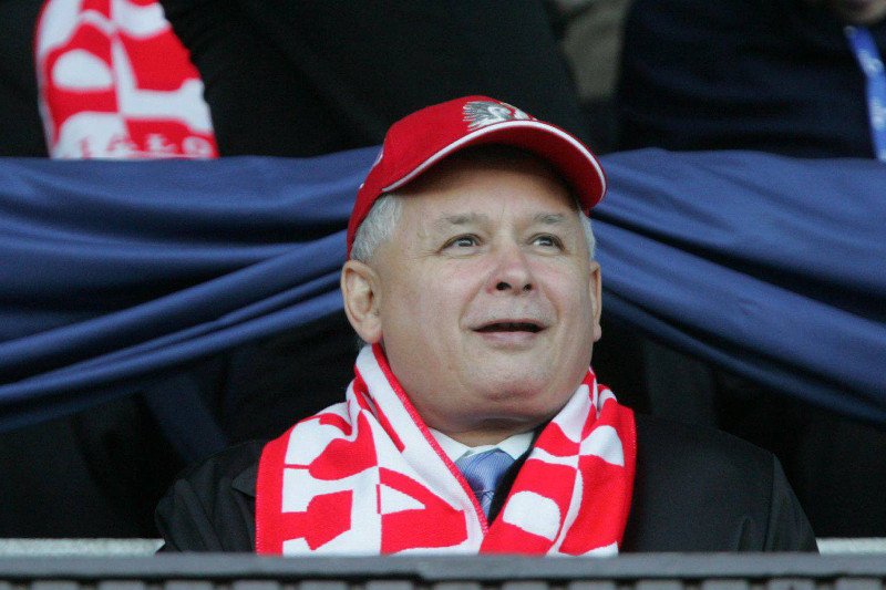 Zamiast transmisji meczu Polska - Urugwaj na antenie radiowej Jedynki miałyby być relacje z miesięcznicy smoleńskiej. Na zdjęciu – Jarosław Kaczyński podczas meczu Finlandia - Polska.