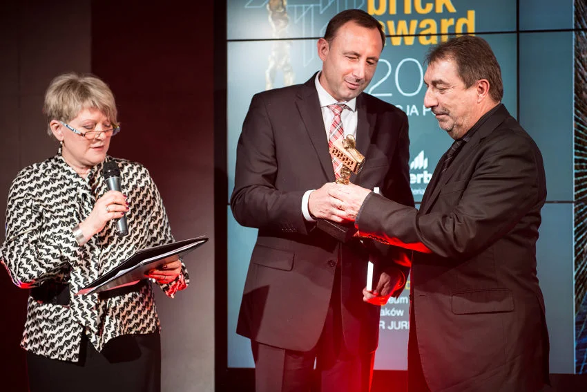 Ryszard Jurkowski odbiera nagrodę Brick Award dla AiR Jurkowscy – Architekci