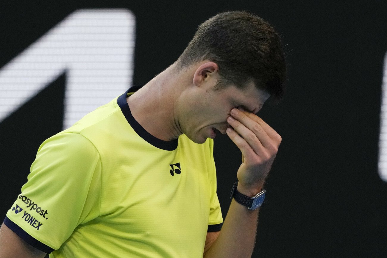 Hubert Hurkacz przegrał z Francuzem Adrianem Mannarino w trzech setach w drugiej rundzie Australian Open.