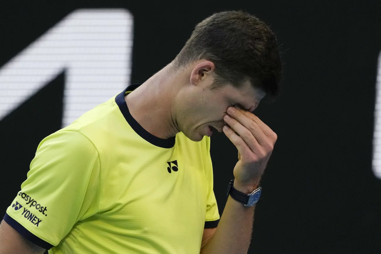 Hubert Hurkacz przegrał z Francuzem Adrianem Mannarino w trzech setach w drugiej rundzie Australian Open.