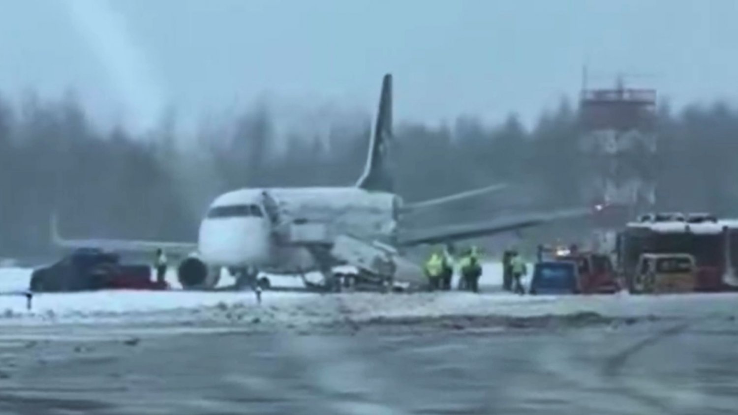 Akcja służb wokół samolotu PLL LOT w Wilnie. Pojawiło się nagranie