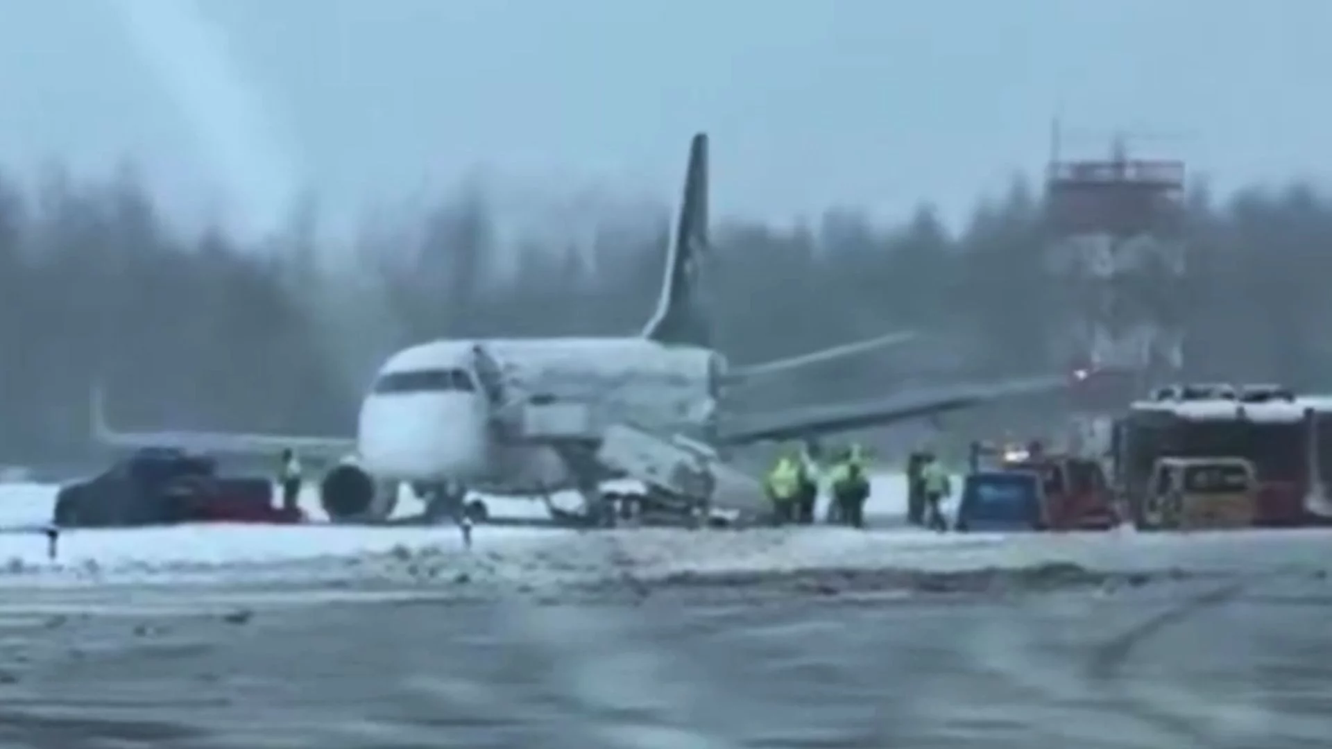 Akcja służb wokół samolotu PLL LOT w Wilnie. Pojawiło się nagranie