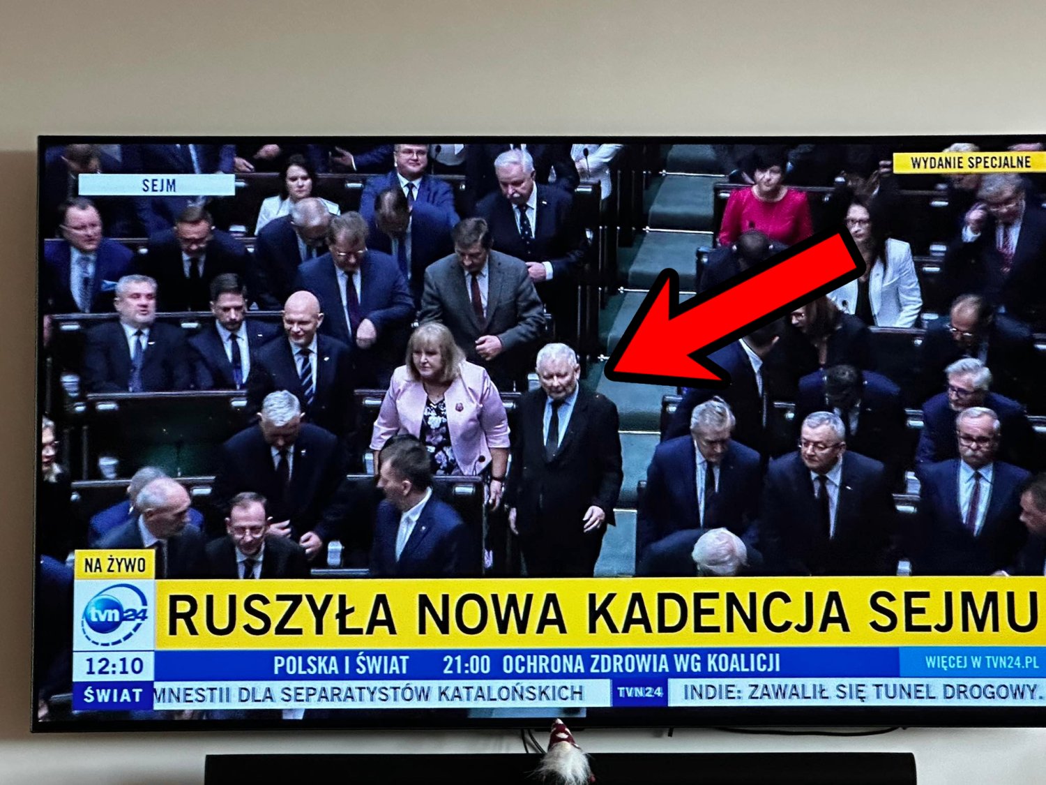 Kaczyński spóźnił się na posiedzenie Sejmu! Podczas hymnu utknął na schodach.