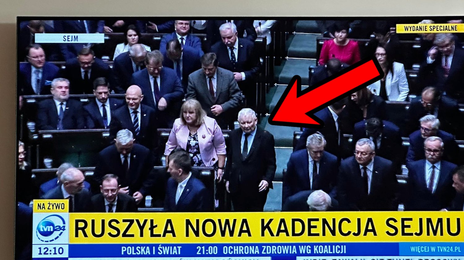 Kaczyński spóźnił się na posiedzenie Sejmu! Podczas hymnu utknął na schodach.
