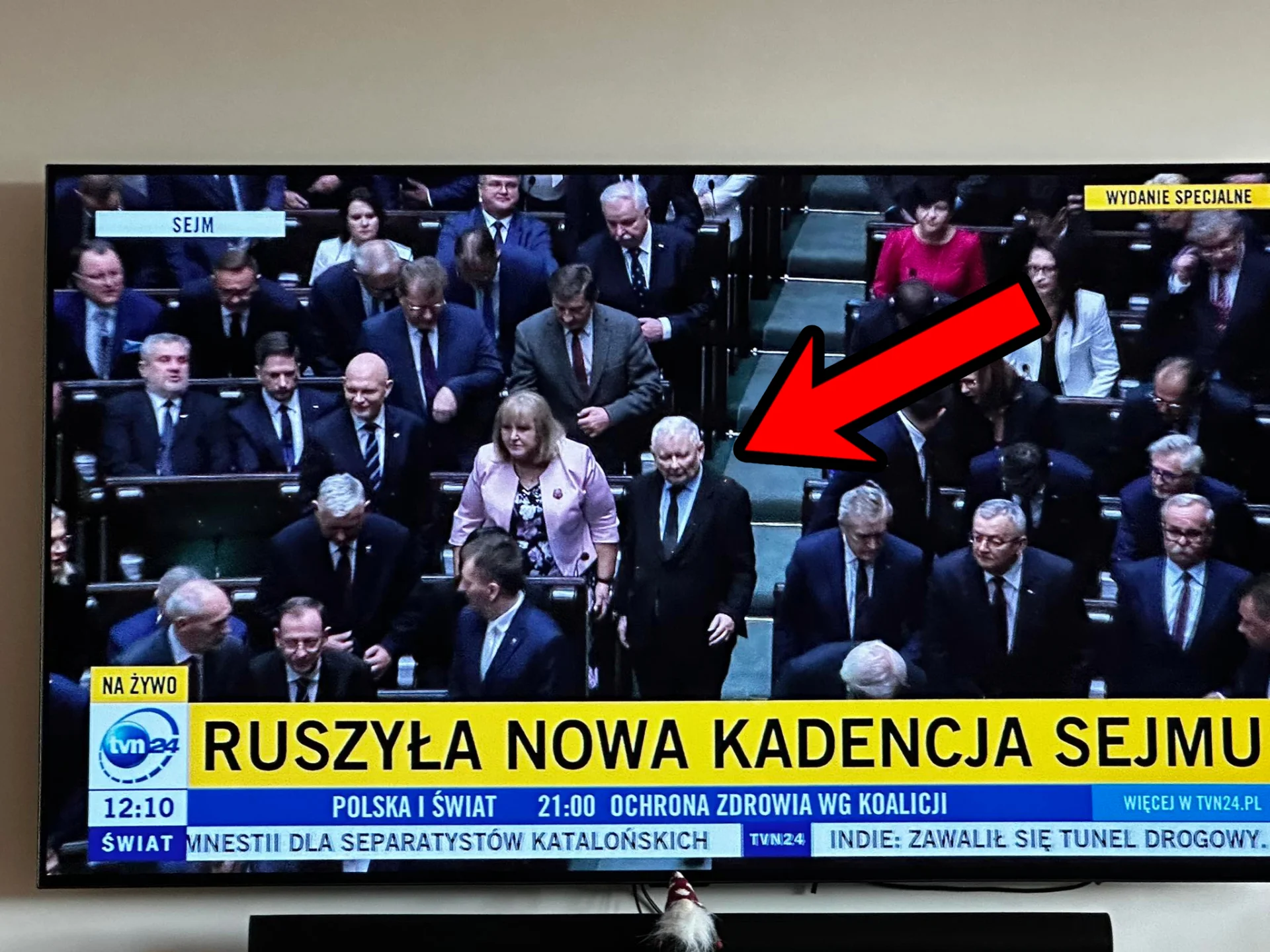 Kaczyński spóźnił się na posiedzenie Sejmu! Podczas hymnu utknął na schodach.