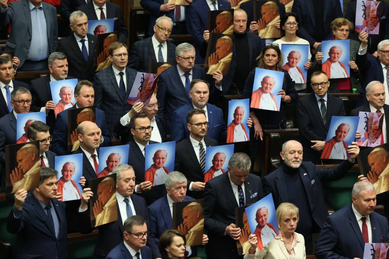 Posłowie PiS ze zdjęciami Jana Pawła II