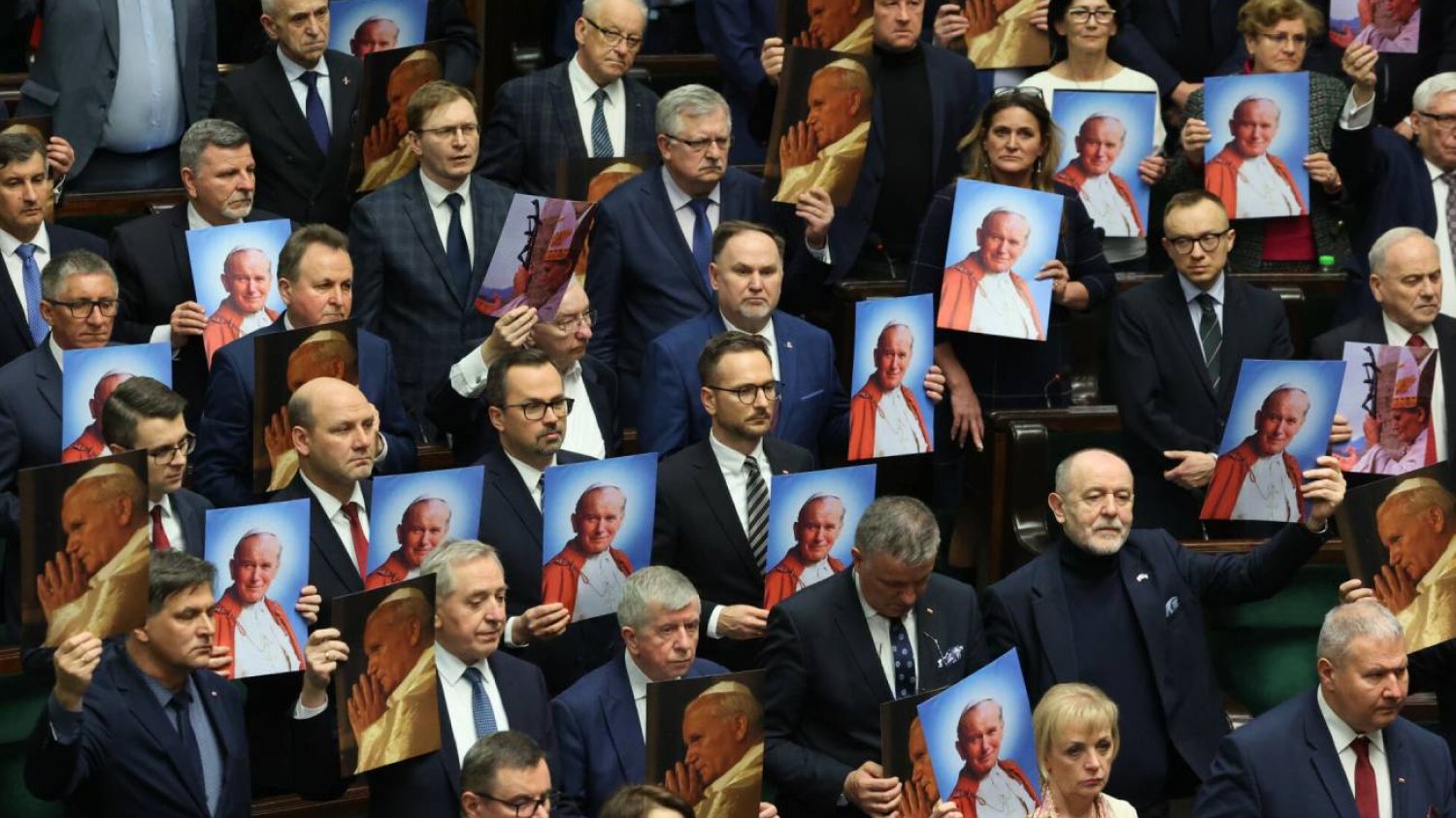 Posłowie PiS ze zdjęciami Jana Pawła II