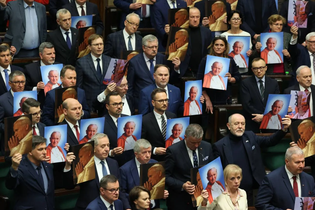 Posłowie PiS ze zdjęciami Jana Pawła II