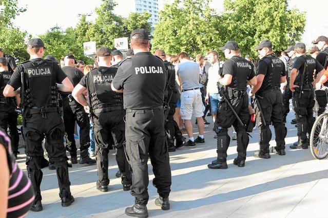 Młodzi funkcjonariusze o prawicowych poglądach i żądni szybkiej kariery w ciągu kilku lat mogą skutecznie pomóc w upartyjnieniu policji.