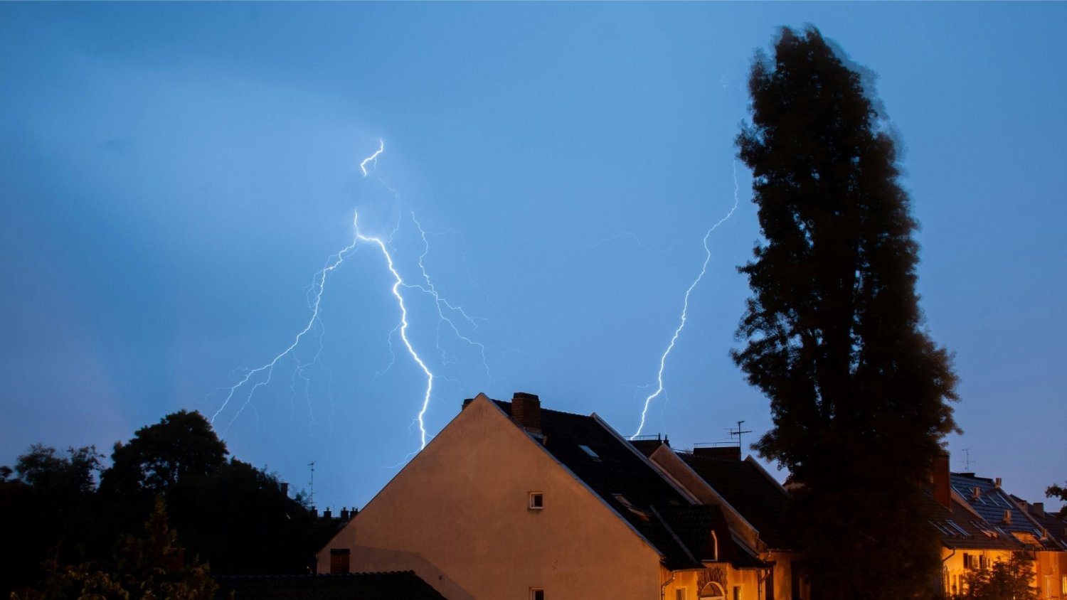 Prognoza pogody jak alarm. Burze, ulewy i grad – już wiadomo, kiedy nadejdą