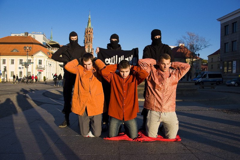 Młodzież Wszechpolska wypowiada w ten sposób swoje zdanie, na temat pomocy uchodźcom.