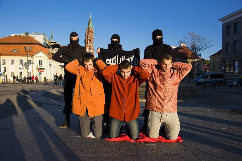 Młodzież Wszechpolska wypowiada w ten sposób swoje zdanie, na temat pomocy uchodźcom.