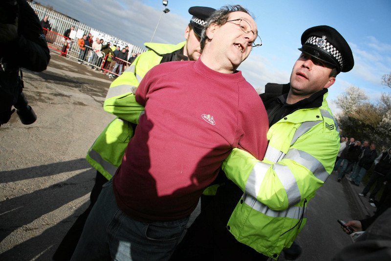 Brytyjczycy nie od dziś sprzeciwiają się polskiej imigracji, która według nich przybrała niepokojąco duże rozmiary. Na zdjęciu protest przeciwko zatrudnianiu robotników z Katowic i Opola w miasteczku Isle of Grain.