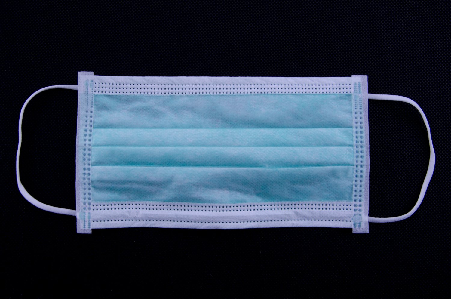 Maseczki higieniczne. Test świeczki sprawdza, czy są skuteczne.