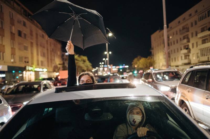 Ksiądz kazał kobietom zdjąć symbole strajku z samochodu.