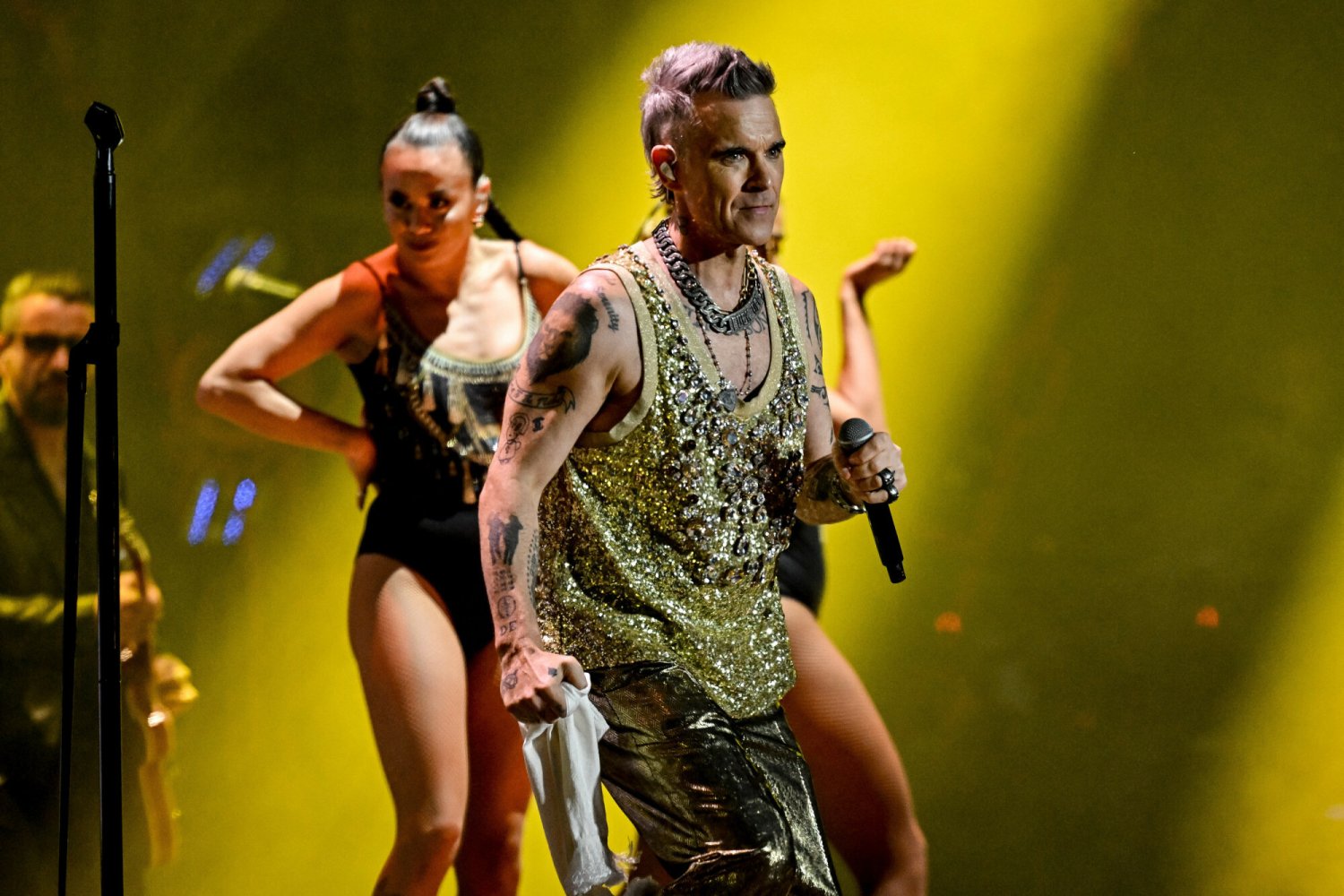 Robbie Williams podczas swojego występu we Francji w lipcu 2023 roku.