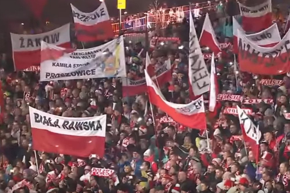 Tysiące kibiców zaśpiewało hymn narodowy. To robi wrażenie.