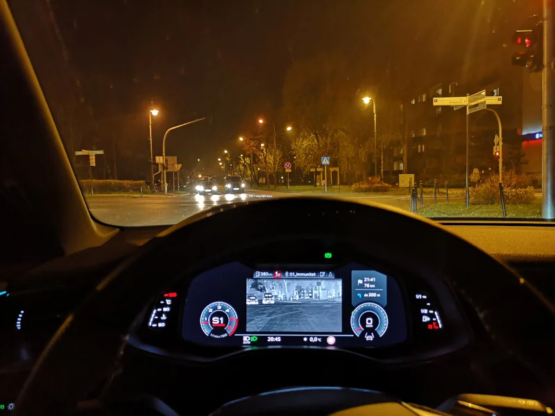 Na tym zdjęciu system już wykrywa i sygnalizuje pieszego po prawej stronie.