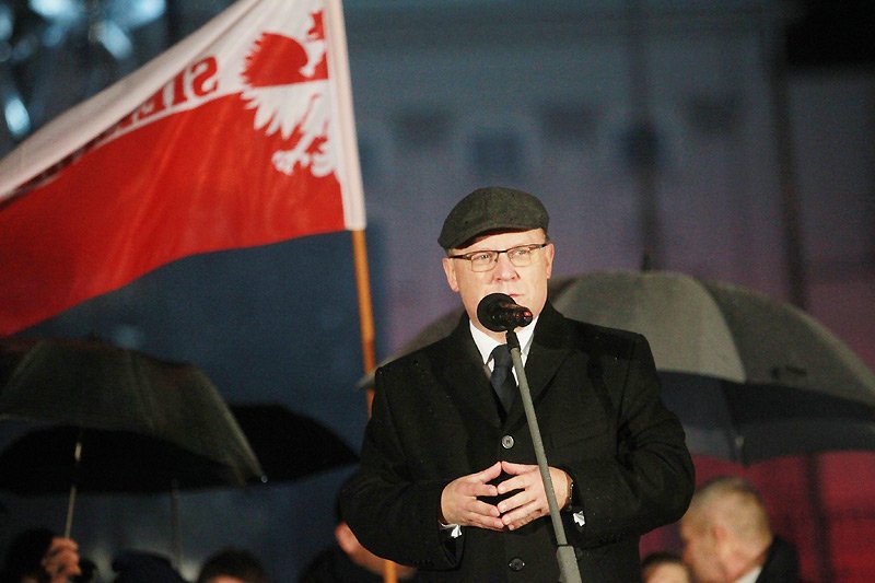 Wojewoda mazowiecki Zdzisław Sipiera wydał zgodę na budowę pomnika ofiar katastrofy smoleńskiej. Monument ma stanąć na placu Piłsudskiego.