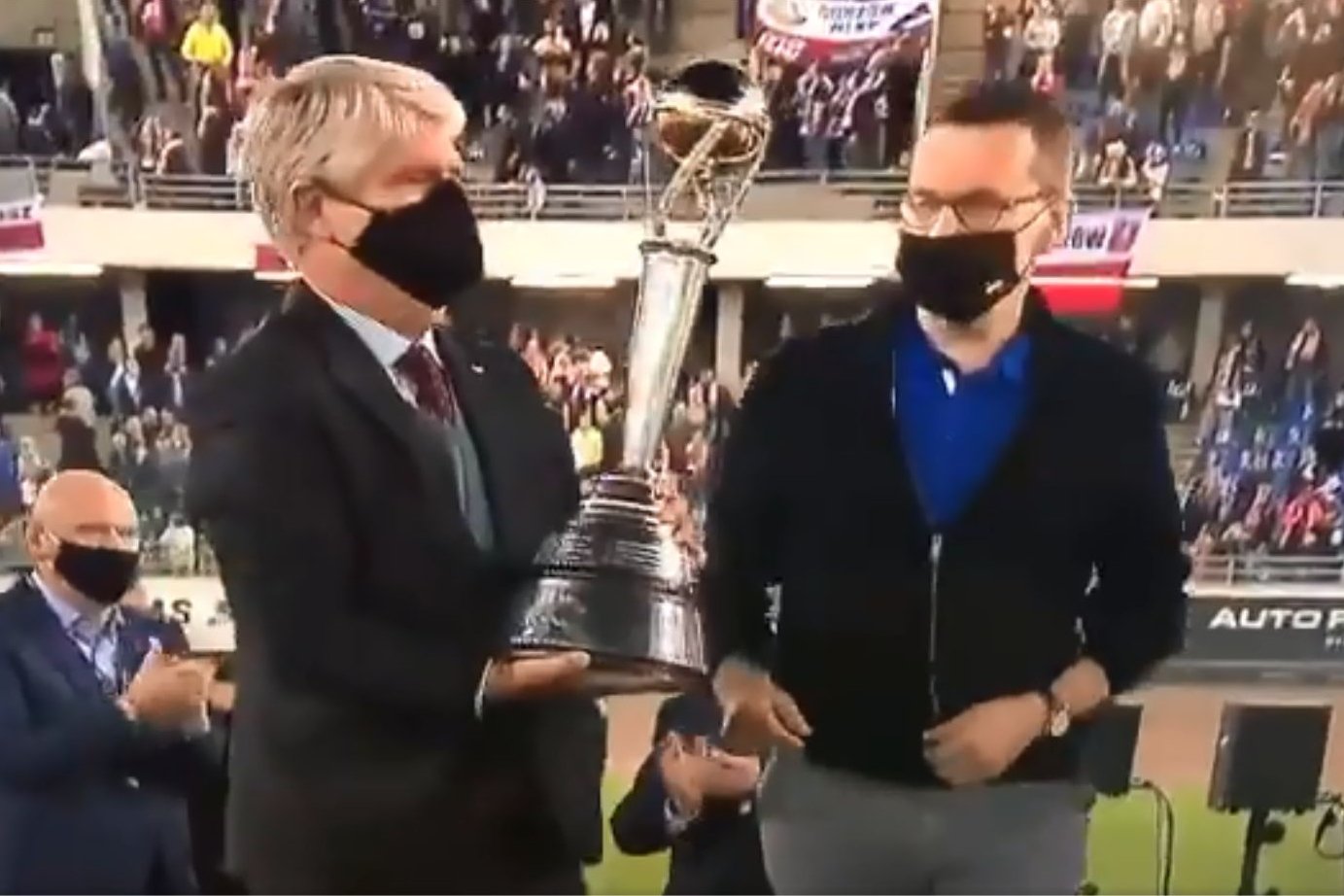 Mateusz Morawiecki został wygwizdany na stadionie w Toruniu, gdy wręczał puchar za tytuł mistrza świata żużlowcowi Bartoszowi Zmarzlikowi.