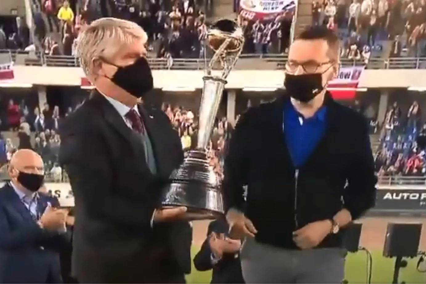 Mateusz Morawiecki został wygwizdany na stadionie w Toruniu, gdy wręczał puchar za tytuł mistrza świata żużlowcowi Bartoszowi Zmarzlikowi.