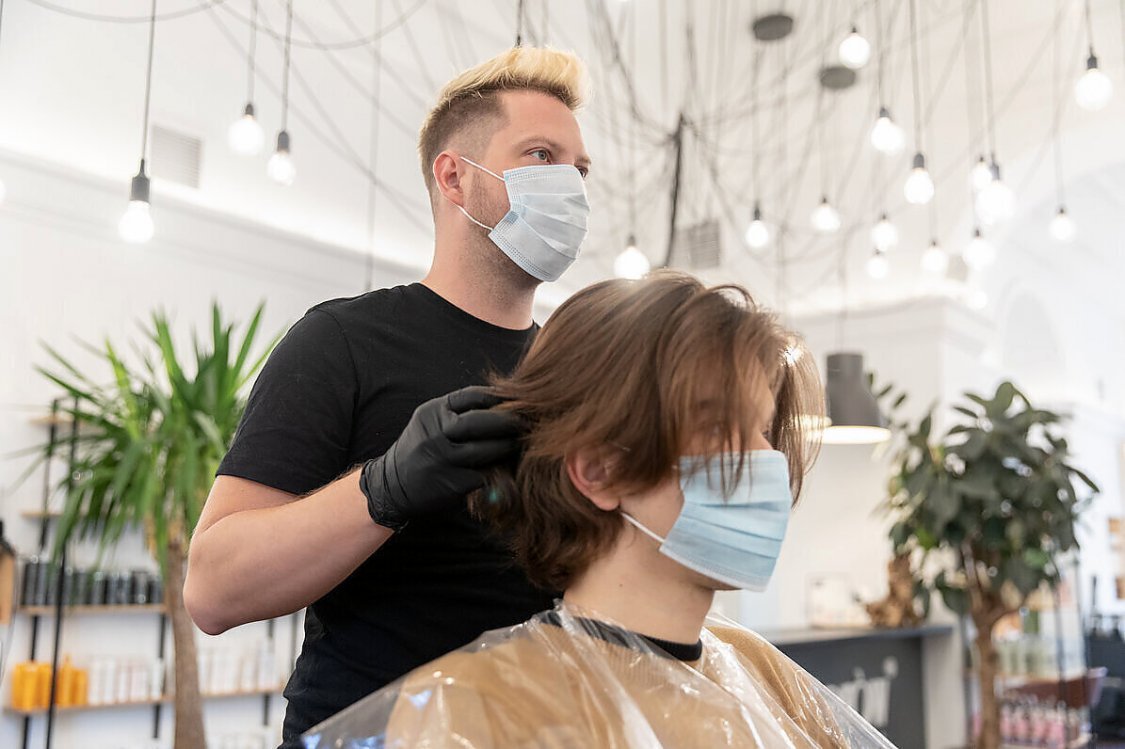 Według informacji RMF FM w przypadku wzrostu liczby zachorowań, możliwe jest wprowadzenie kolejnych restrykcji, które zakładałyby m.in. zamknięcie salonów fryzjerskich.