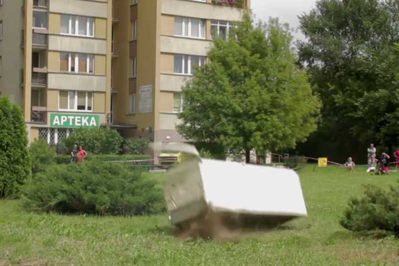 Ekipa Haier wyrzuciła lodówkę z ósmego piętra. Spokojnie, właściciel dostał nową.