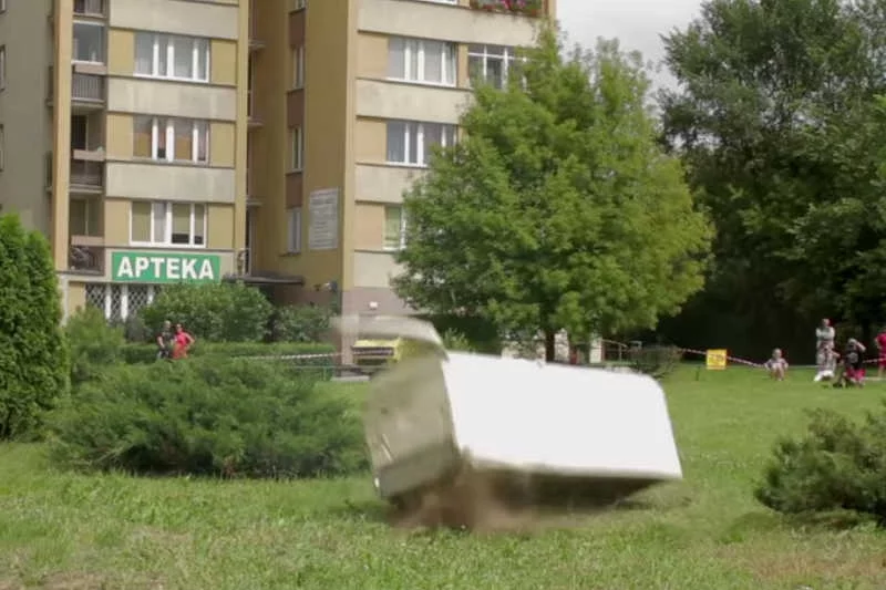 Ekipa Haier wyrzuciła lodówkę z ósmego piętra. Spokojnie, właściciel dostał nową.