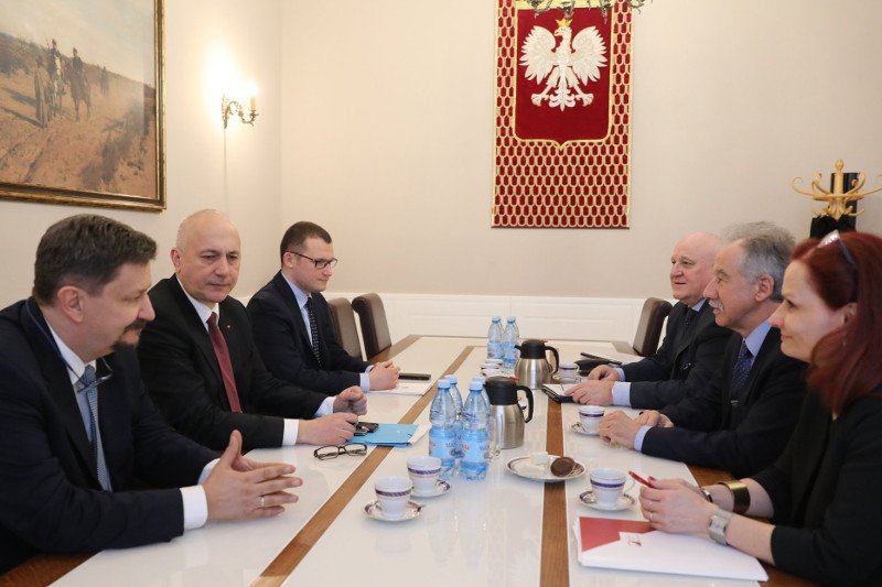 W spotkaniu poświęconym wyborom udział wzieli: szef PKW Wojciech Hermeliński, szef MSWiA Joachim Brudziński, Grzegorz Schreiber z KPRM; Paweł Szefernaker, wiceszef MSWiA, Sylwester Marciniak, zastępca szefa PKW i Magdalena Pietrzak, szefowa KBW