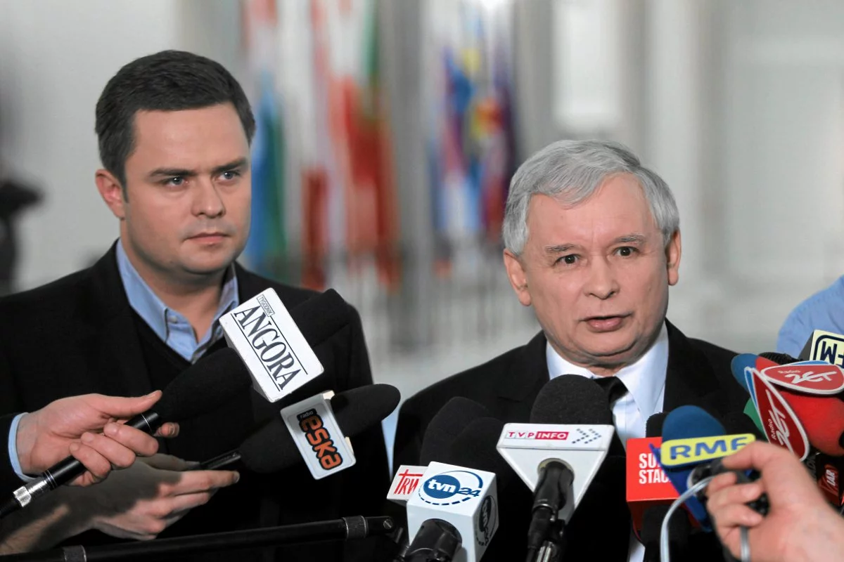 Prezes Prawa i Sprawiedliwości Jarosław Kaczyński i rzecznik partii Adam Hofman podczas konferencji prasowej.