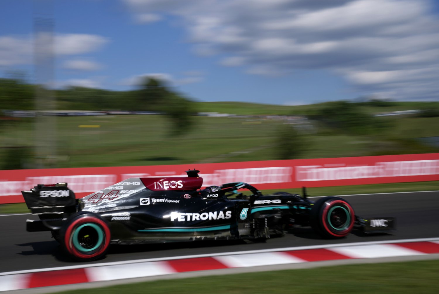 Lewis Hamilton pewnie wygrał kwalifikacje do Grand Prix Węgier F1