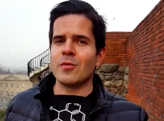 Jonasz Rewiński, syn Janusza prowadzi swój kącik satyryczny w programie TVP Info - "Minęła 20"