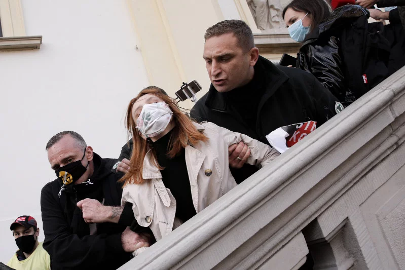 Ksiądz Lemański skomentował wydarzenia sprzed kościoła Świętego Krzyża w Warszawie.