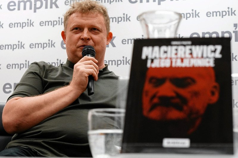 Książka Tomasza Piątka opisywała rzekome koneksje Macierewicza z rosyjskimi służbami.