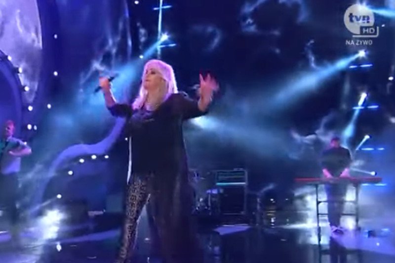 Zrzuty z ekranu z występu Bonnie Tyler podczas festiwalu w Sopocie.
